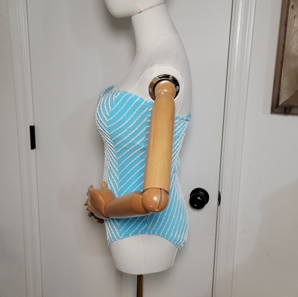 Betsey Johnson Blue & White Scalloped One-Piece Swimsuit Pimup Swim Size Medium - Picture 5 of 10